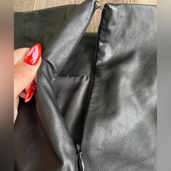 Black faux leather pencil skirt, zipper and clasp, slit in back size 11 - Picture 4 of 10
